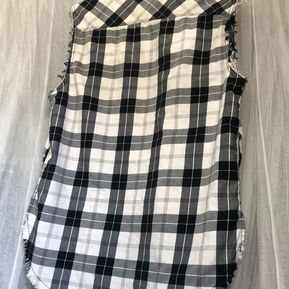 🌞 Guess sleeveless distressed muscle shirt button up collar pockets plaid S - Picture 10 of 16
